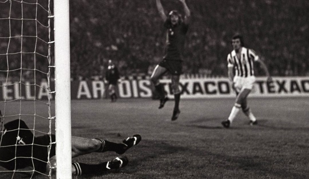 Il gol di Rep nella finale di Coppa dei Campioni tra Ajax e Juventus