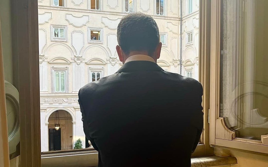 Un pensieroso Roberto Occhiuto affacciato dalle finestre di Montecitorio