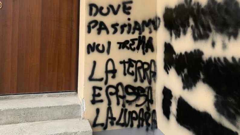 Nel Crotonese scritte mafiose sulle pareti del municipio