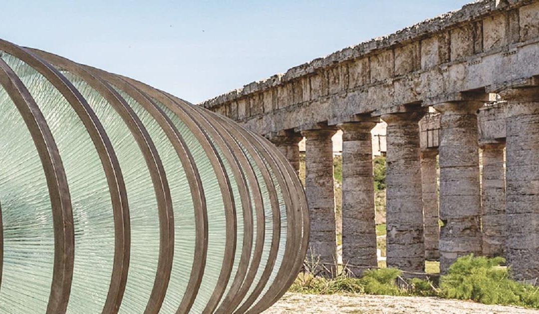 Fino al 6 Novembre, presso il Parco Archeologico di Segesta   è in esposizione "Nella natura come nella mente", nella foto (tratta da www.exibart.com) una delle installazioni