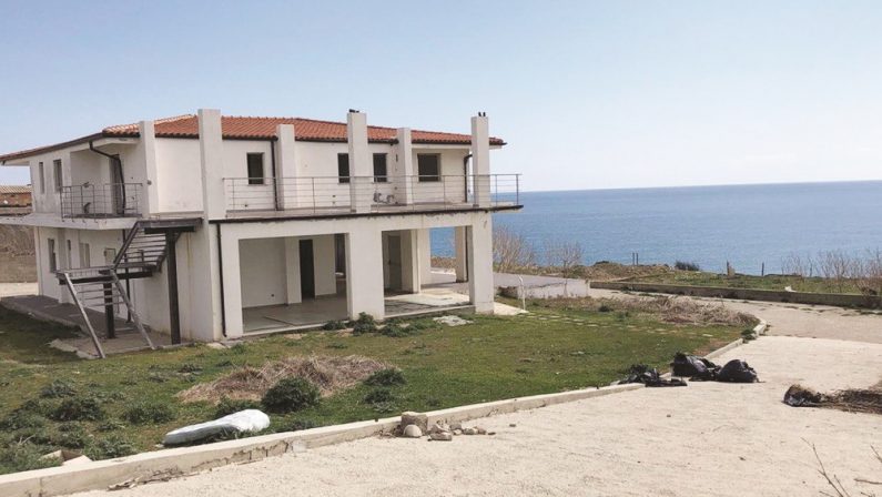 La villa tolta al boss della 'ndrangheta 25 anni fa, abbandonata tra sprechi e degrado