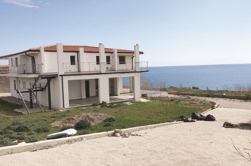 La villa confiscata al boss Nicola Arena e in abbandono