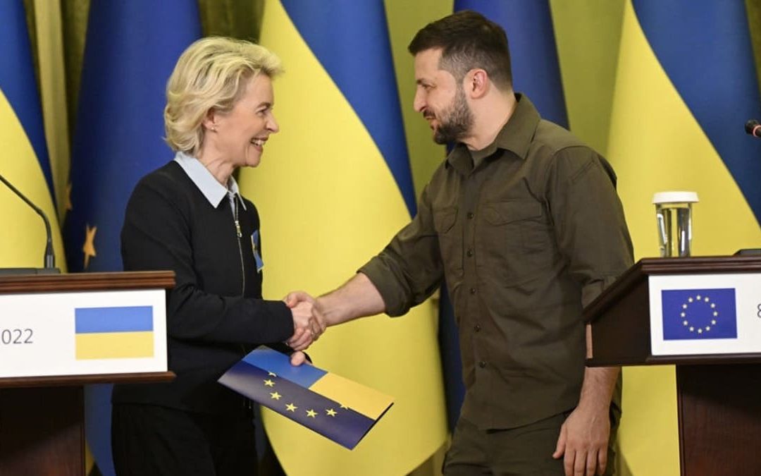 Ursula von der Leyen consegna il questionario a Volodymyr Zelensky