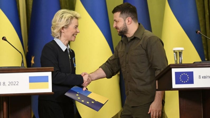 Ucraina, consegnate a Zelensky le carte per l’adesione all'Ue