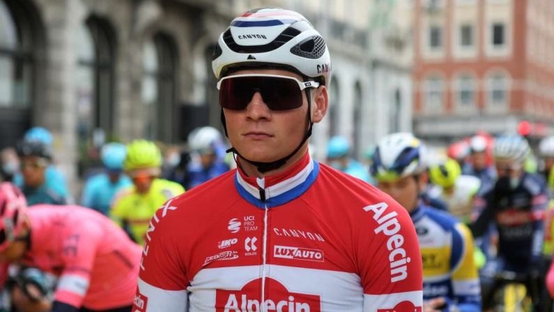 Giro d'Italia 2022, Van der Poel è la prima maglia rosa