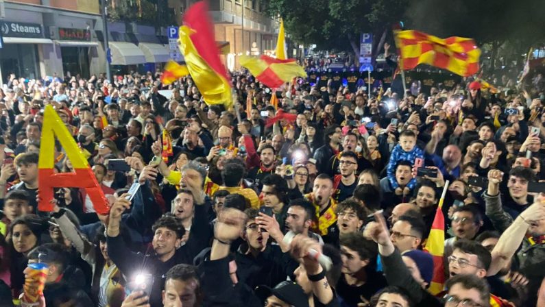 Calcio: il Lecce torna in Serie A, la città in festa