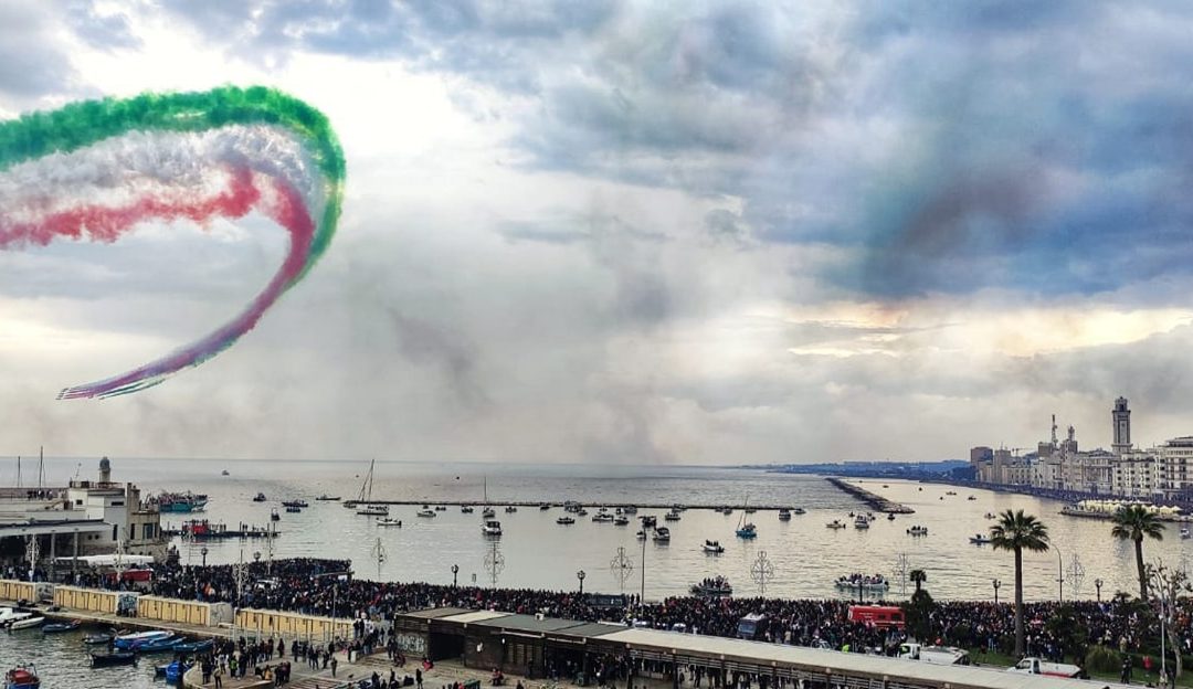 Le Frecce Tricolori su Bari (foto: Facebook, Antonio Decaro)
