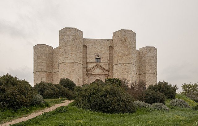 Tragedia a Castel Del Monte, uomo muore per un malore