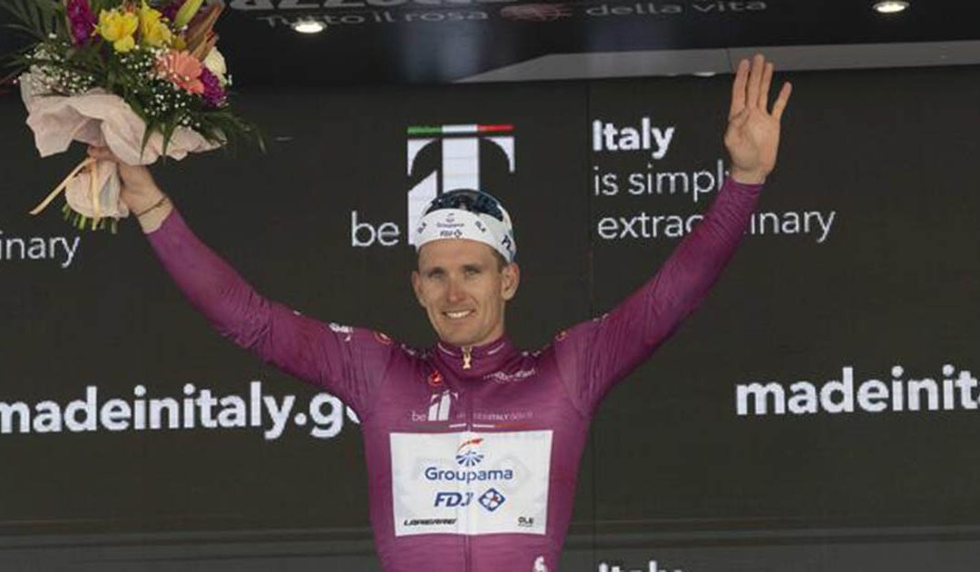 Giro d’Italia 2022, a Scalea Demare vince al fotofinish