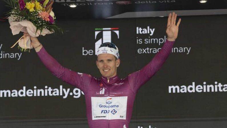 Giro d'Italia 2022, a Scalea Demare vince al fotofinish