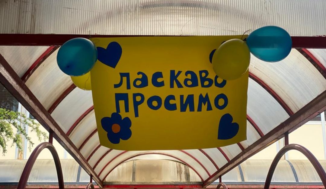 Un cartellone di benvenuto a bimbi ucraini in una scuola italiana