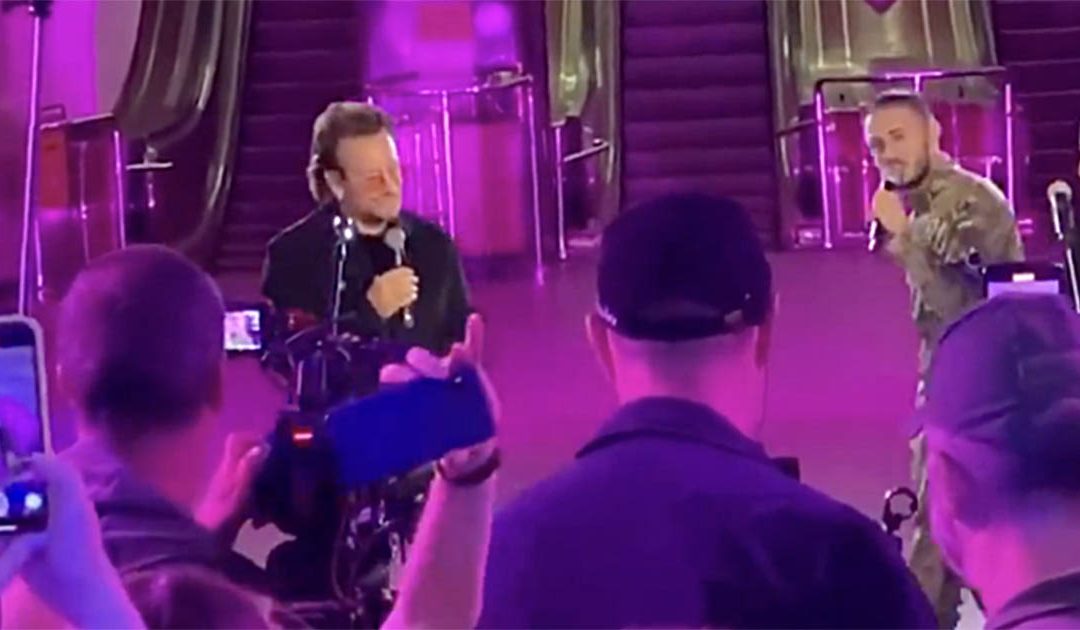 Bono durante il concerto nella Metro di Kiev