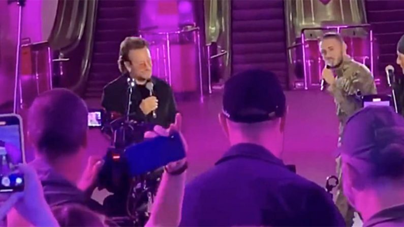 Guerra in Ucraina, Bono inscena un concerto a sorpresa nella Metro di Kiev - VIDEO