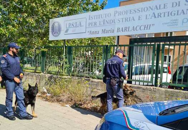 I controlli della polizia davanti le scuole