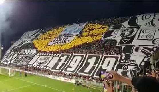 VIDEO - La coreografia allo stadio dei tifosi della Salernitana ripercorre la storia del club