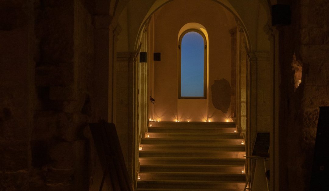 Il Castello svevo di Cosenza illuminato dalle candele
