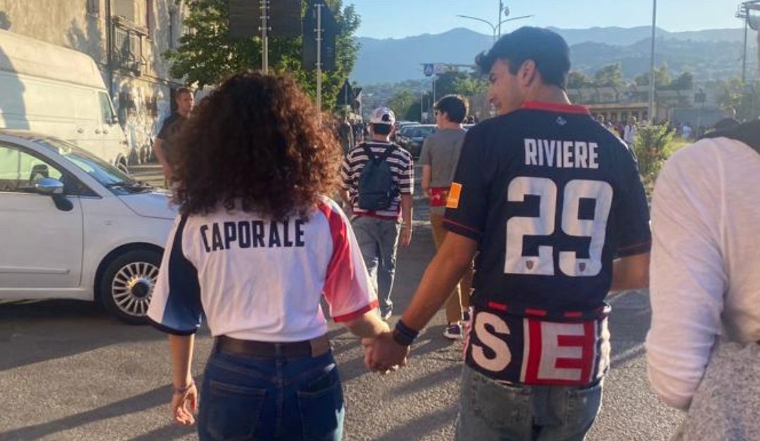 Due fidanzati in marcia verso lo stadio San Vito Marulla prima di Cosenza-Vicenza