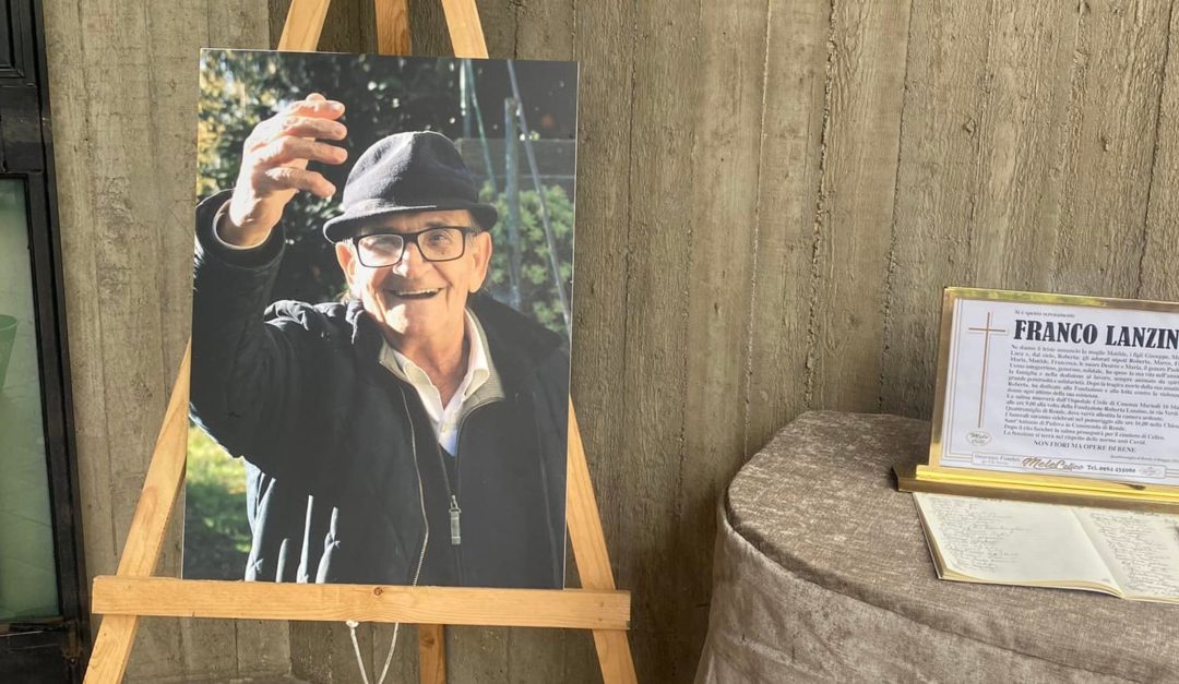 La foto di Franco Lanzino sorridente all'entrata della chiesa