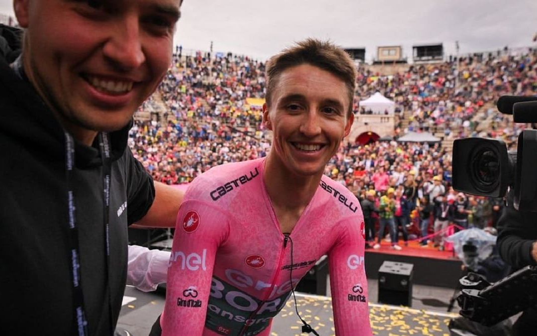Giro d’Italia 2022: Hindley trionfa a Verona, a Sobrero la crono finale
