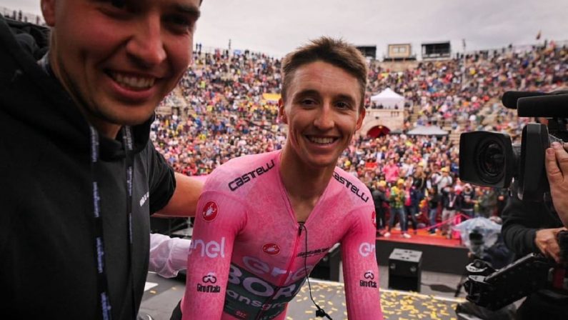 Giro d'Italia 2022: Hindley trionfa a Verona, a Sobrero la crono finale