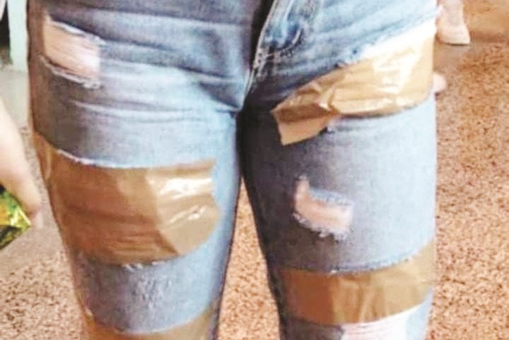 La vicepreside che mette il nastro adesivo sui jeans della studentessa: quando la toppa è peggio del buco