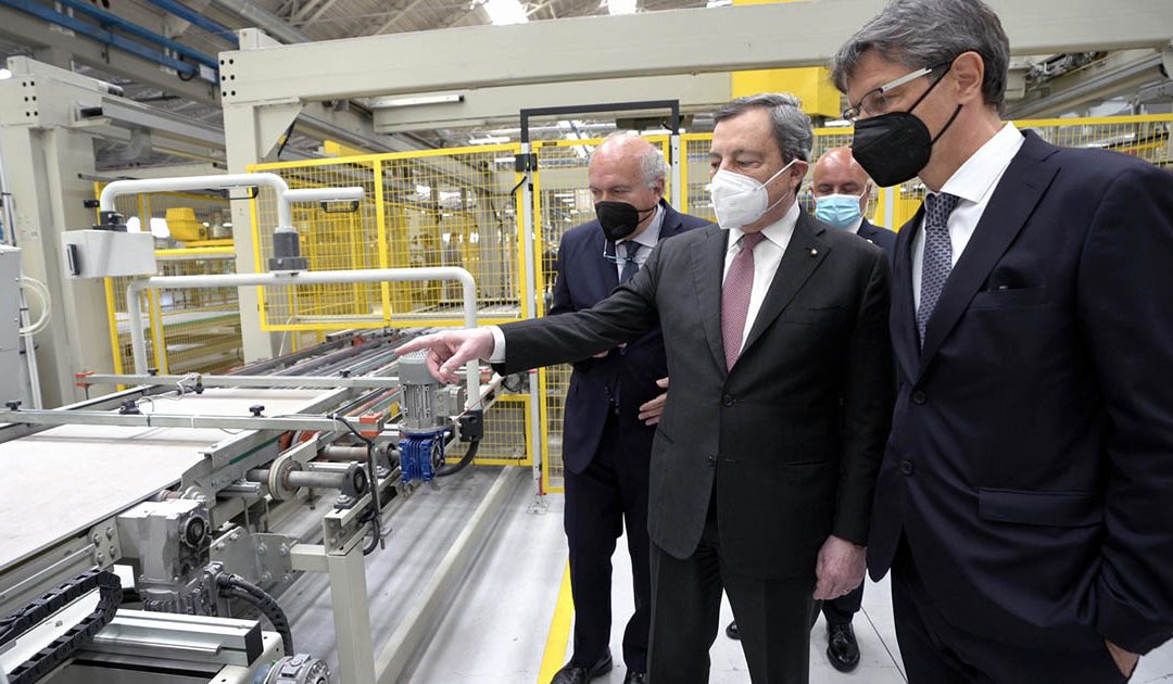 Il Presidente del Consiglio, Mario Draghi, in visita presso il Distretto della ceramica (foto d'archivio)