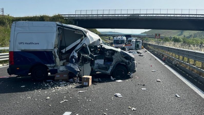 Incidente tra due furgoni in autostrada nel Vibonese, feriti e traffico bloccato