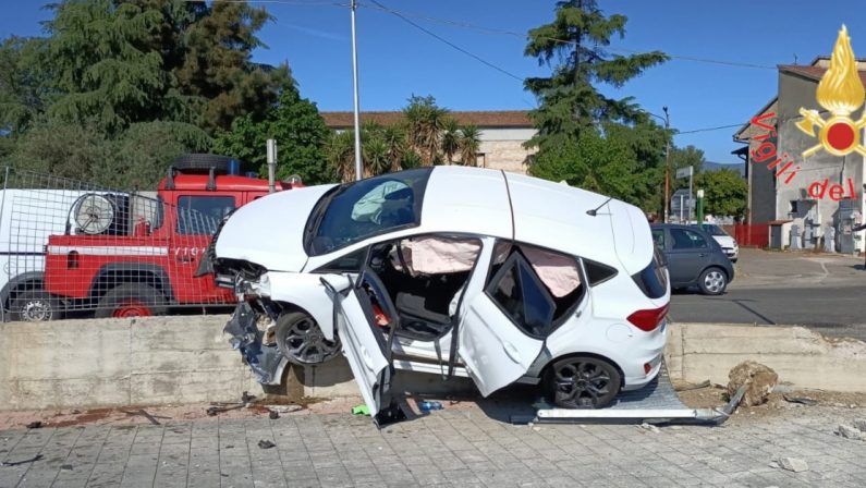 Auto sbanda e finisce su un muro, incidente a Rende