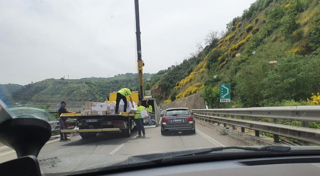 L'incidente con il Tir ribaltato