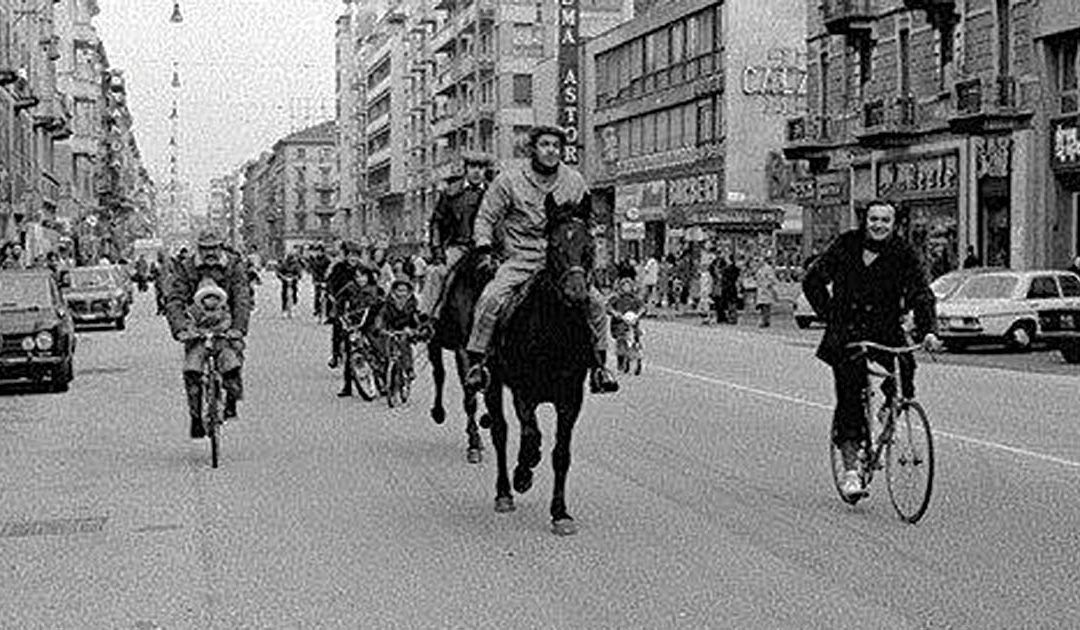Italiani in bici o cavallo su Corso Buenos Aires, a Milano, nel 1973