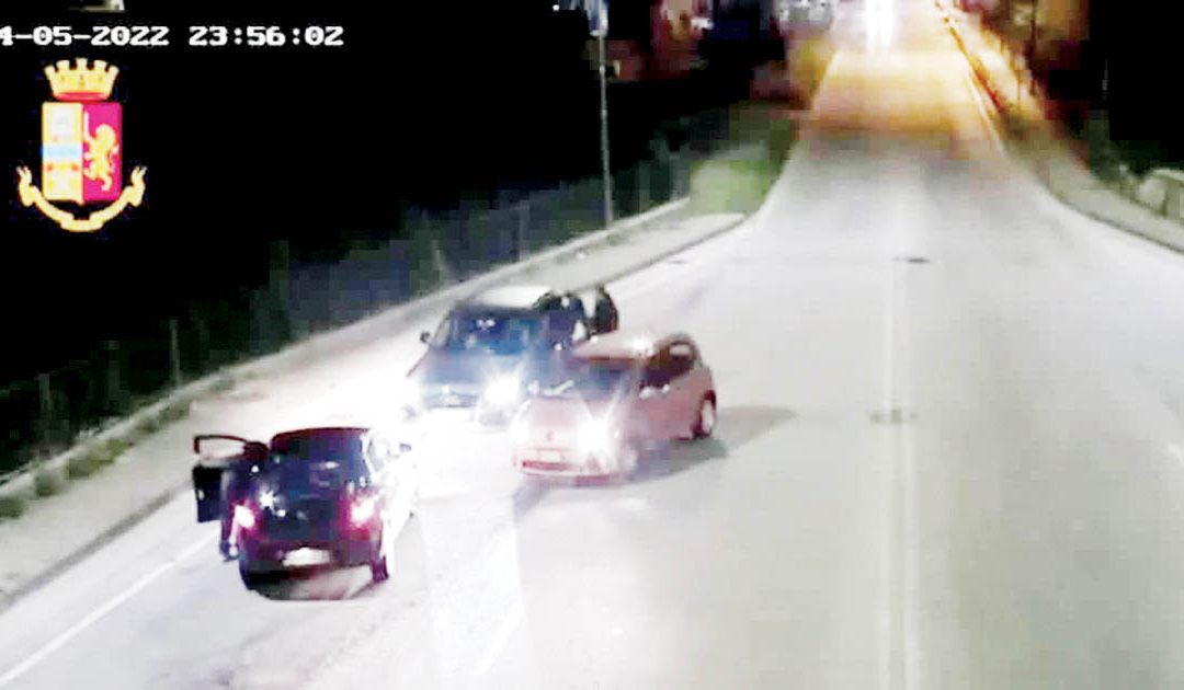 Le immagini dei video tra Via Loreto e Via Santangelo dell'aggressione al giocatore