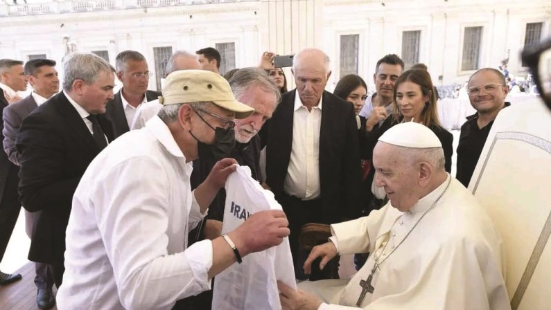 Papa Francesco sostiene i collaboratori di giustizia e abbraccia Bonaventura