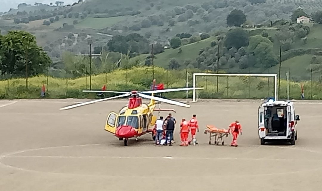 Incidente sul lavoro nel Vibonese, si ferisce con un ferro: intervento dell’elisoccorso
