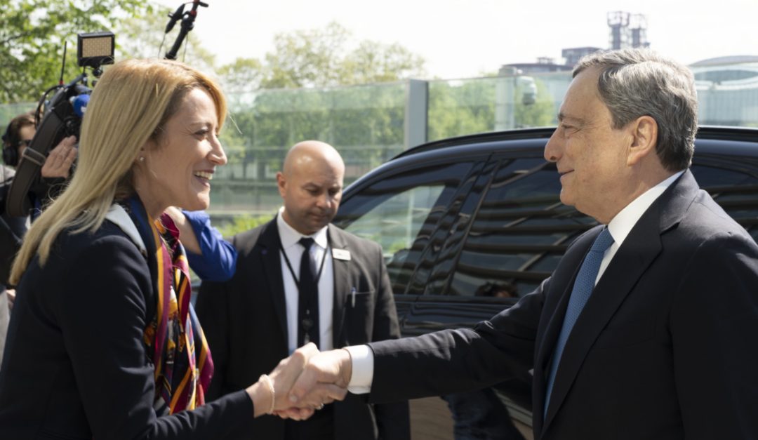 La presidente del Parlamento europeo Roberta Metsola saluta Mario Draghi
