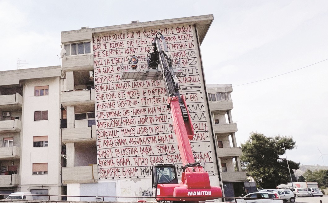 I lavori per la realizzazione di un murales