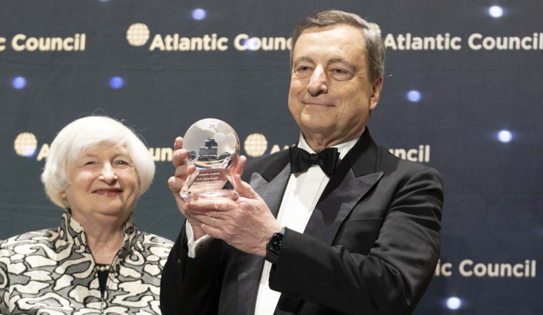 Mario Draghi durante il suo viaggio in America mentre riceve l'Atlantic Council Distinguished Leadership Award