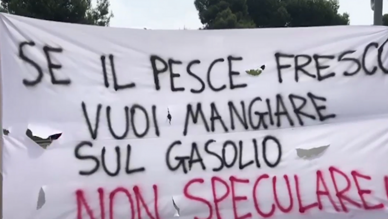 Caro gasolio, a Bari la protesta dei pescatori