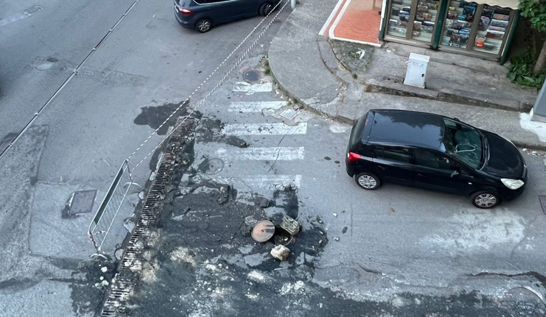 La rottura della condotta fognaria su via Senatore Parodi a Vibo Marina