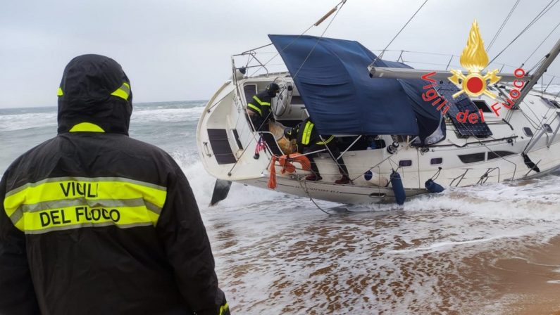 Oltre cento migranti arrivati al porto di Crotone