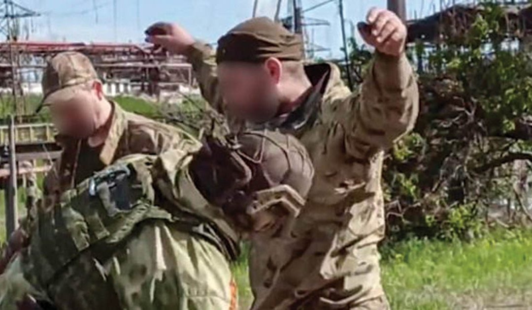 I militari ucraini si arrendono all'Azovstal