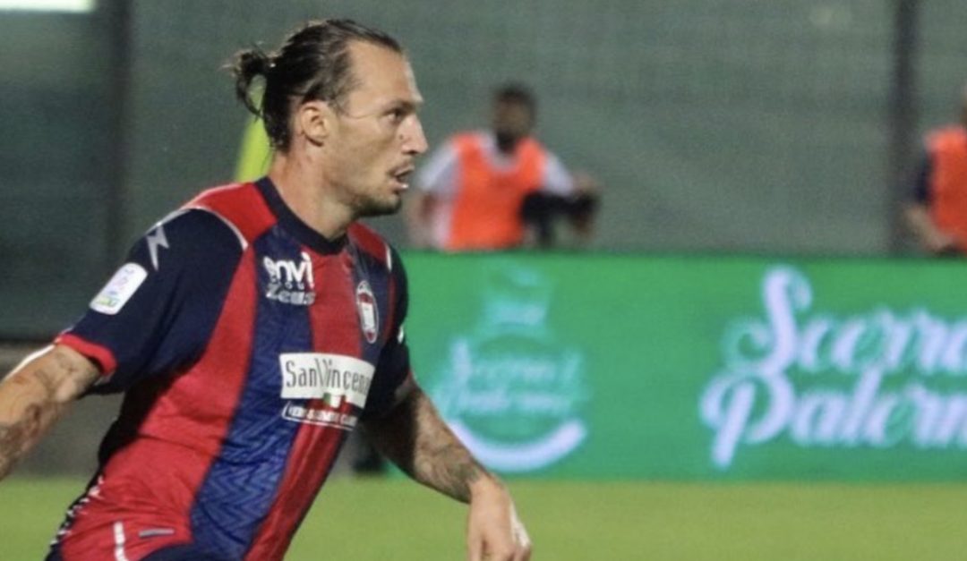 Vasile Mogos in azione con la maglia del Crotone