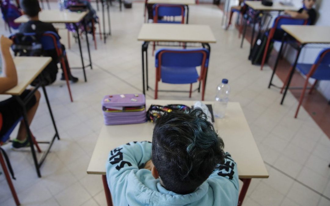 Un piccolo alunno a scuola (foto d'archivio)