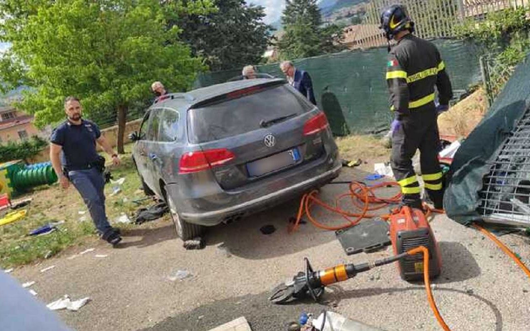 L’Aquila, un’auto finisce nel giardino di un asilo: morto un bimbo