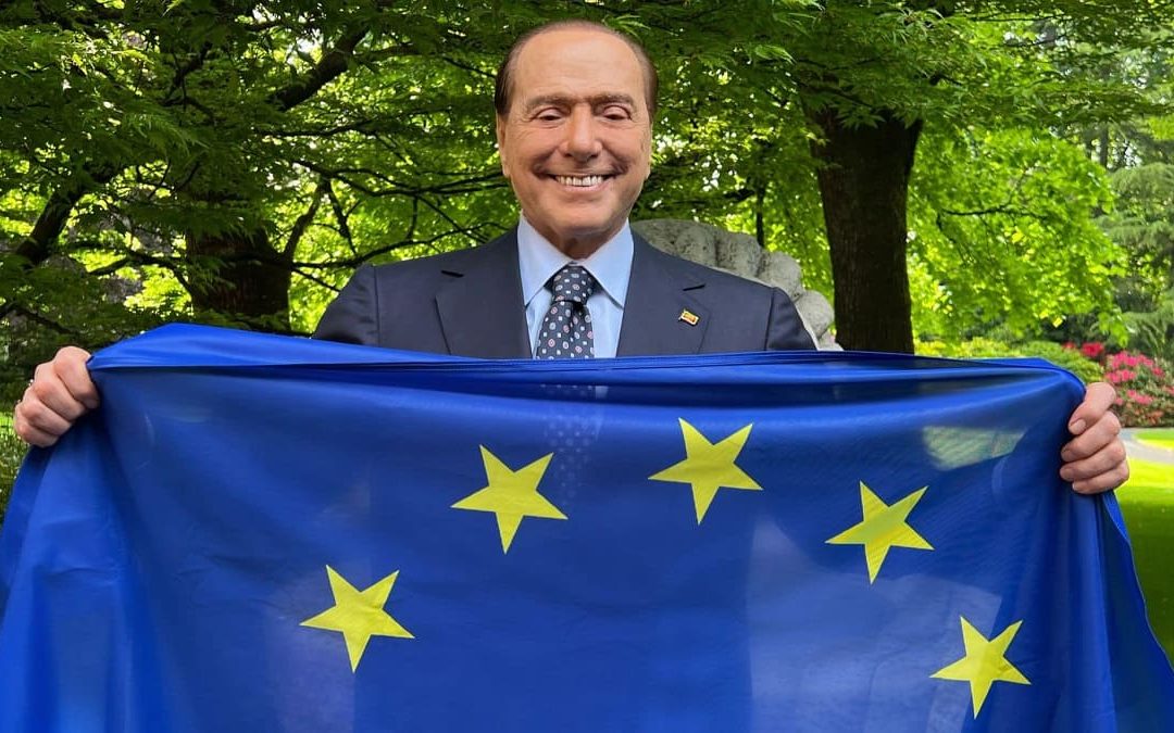 Silvio Berlusconi con la bandiera dell'Europa