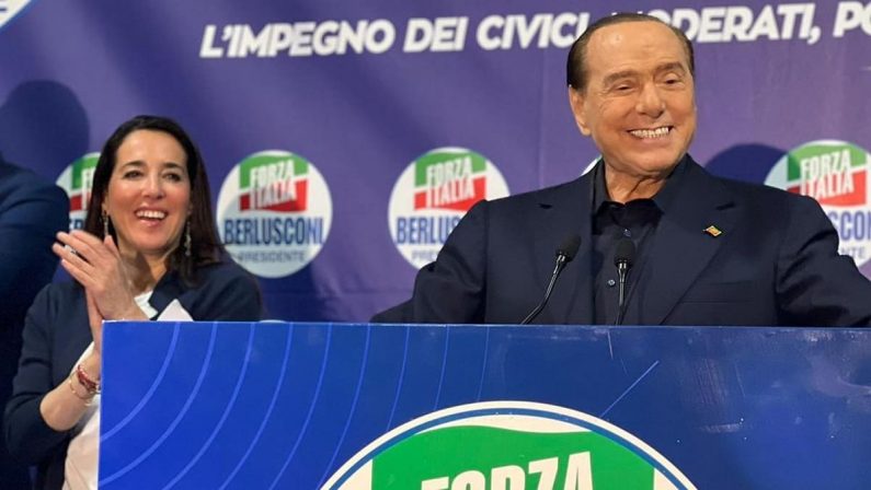 Berlusconi contro l'invio di armi: «Non abbiamo leader, così Putin non tratta»