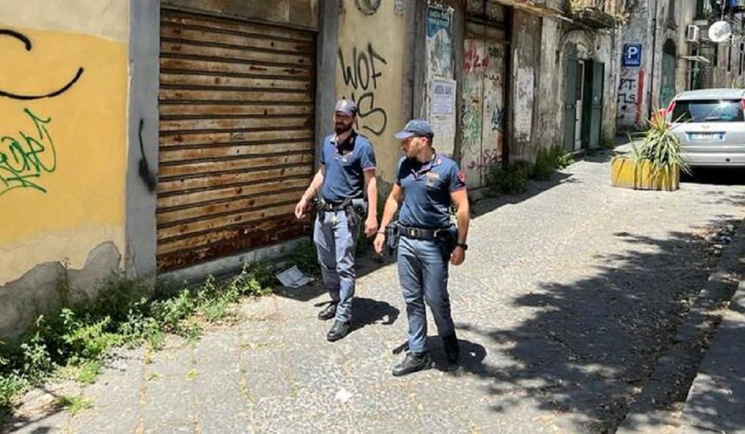 Napoli, due giovani sorelle sfregiate con l’acido da una ragazza in scooter