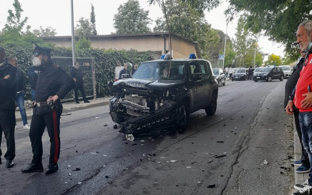L'auto dei carabinieri coinvolta nell'incidente