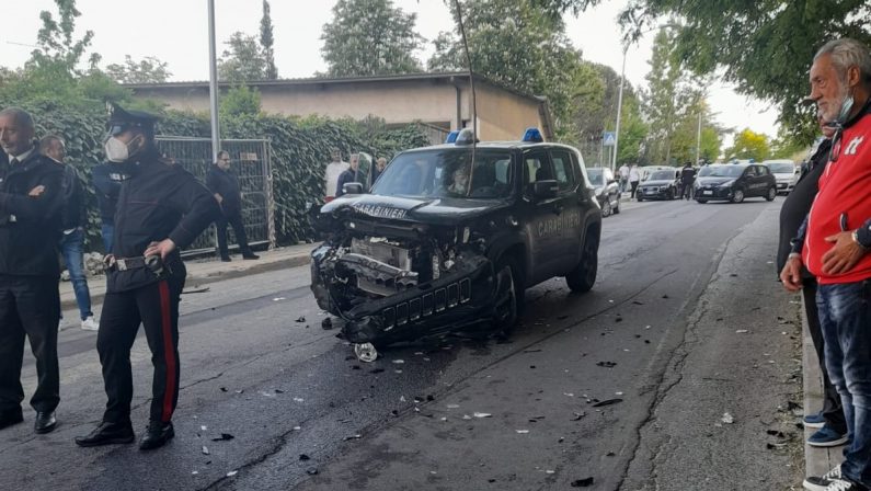 Tenta la fuga a un posto di blocco e si schianta con l'auto dei carabinieri, 5 feriti a Cosenza