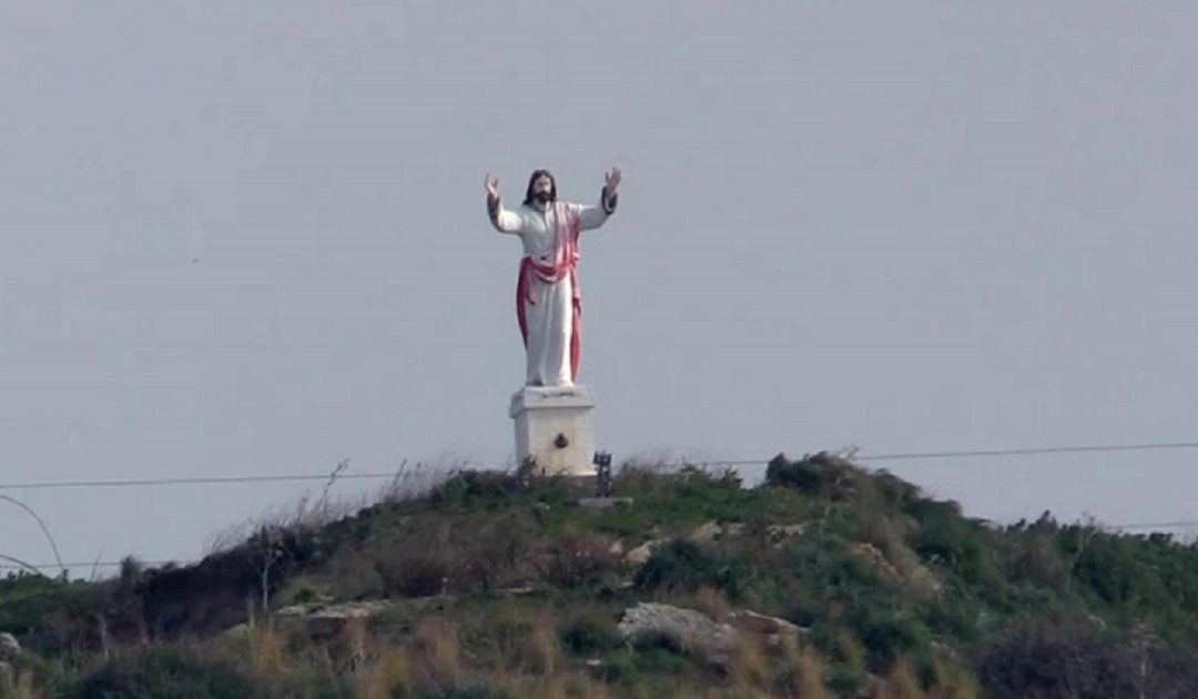Il Cristo che si affaccia sul golfo di San Leonardo di Cutro