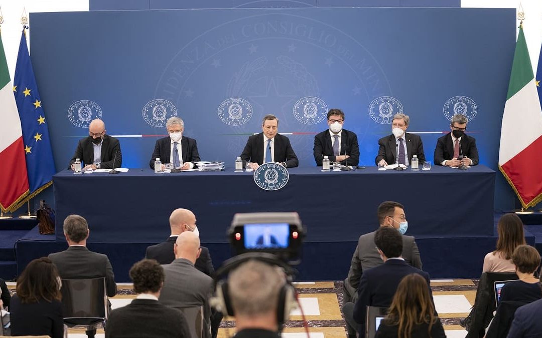 Il premier Draghi e i ministri Cingolani, Franco, Giorgetti, Giovannini e Orlando in conferenza stampa